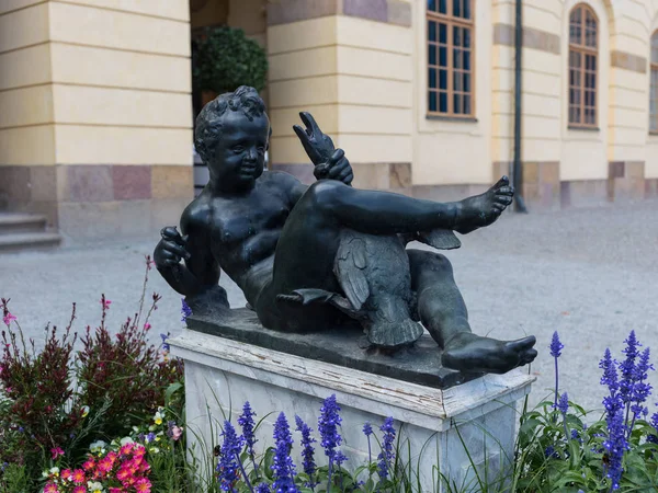 Standbeeld van een jongen met een gans op het grondgebied van het Koninklijk Paleis Drottningholm, Stockholm, Zweden. 02.08.2016 — Stockfoto