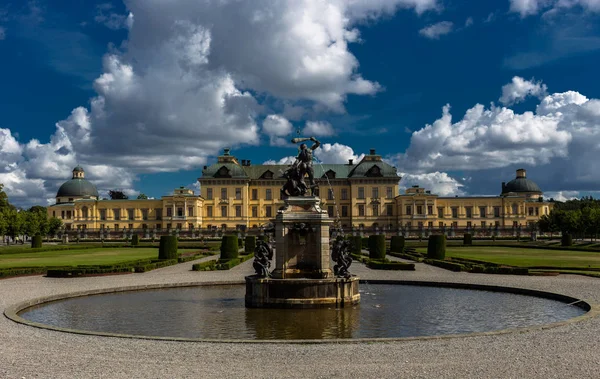 Herkül Çeşmesi manzaralı bir kraliyet saray Drottningholm, Stockholm, İsveç. 02.08.2016