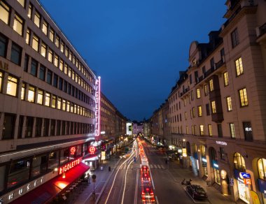 Gece Stockholm'de sokak. İsveç. 05.11.2015