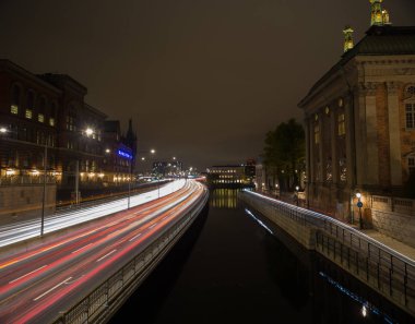 Gece trafik Stockholm. İsveç. 05.11.2015