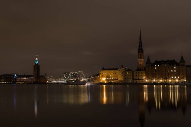 Stockholm gece belediye binasının bir görünüm. İsveç. 05.11.2015