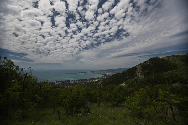 Gelendzhik vista para a montanha. Região de Krasnodar. A Rússia. 22.05.2016 — Fotografia de Stock