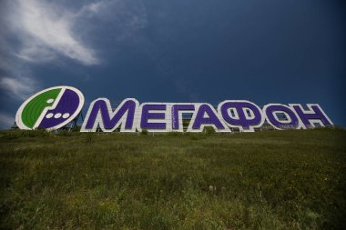 Reklam hücresel şirket Gelendzhik Dağı'nda. Krasnodar bölgesi. Rusya. 22.05.2016.