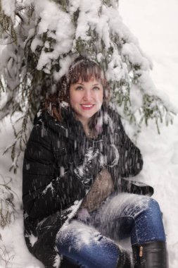 Kışın ormandaki kız
