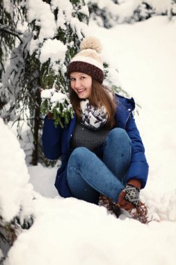 Kışın ormandaki kız
