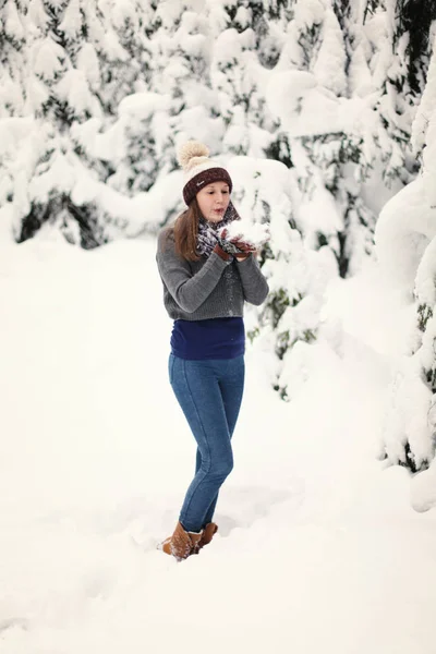 Dziewczyna Zimowym Lesie — Zdjęcie stockowe