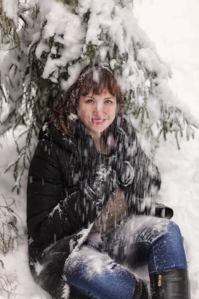 Dziewczyna Zimowym Lesie — Zdjęcie stockowe