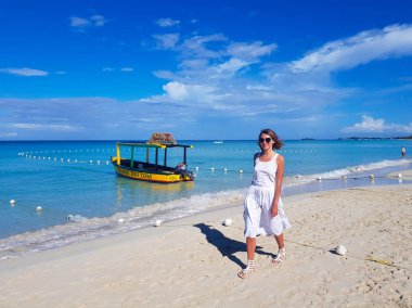 Kız sahilde yürüyor