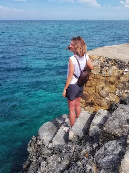 Девушка Стоит Скалах Скалах Смотрит Карибское Море — стоковое фото