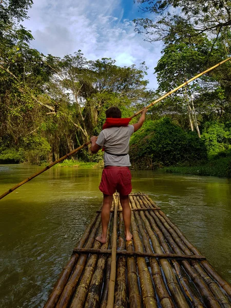 Homme Descend Rivière Sur Radeau Bambou — Photo