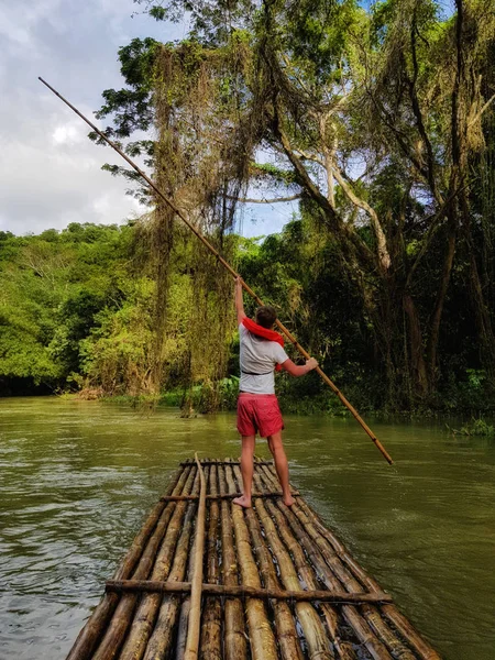 Homme Descend Rivière Sur Radeau Bambou — Photo