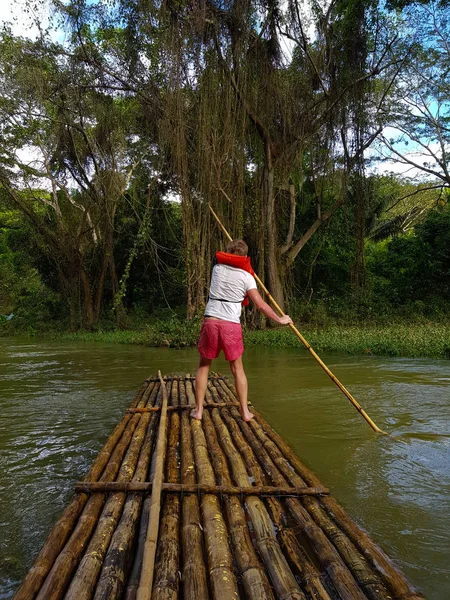 Homme Descend Rivière Sur Radeau Bambou — Photo