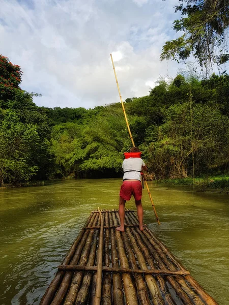 Een Man Vlotten Rivier Een Vlot Van Bamboe — Stockfoto