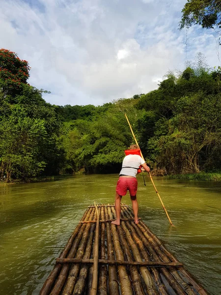 Homme Descend Rivière Sur Radeau Bambou — Photo