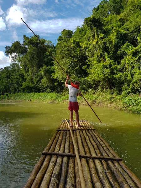 Homme Descend Rivière Sur Radeau Bambou — Photo