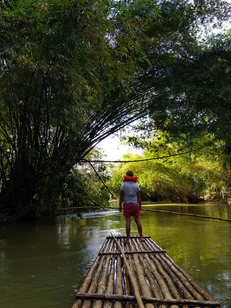 Homme Descend Rivière Sur Radeau Bambou — Photo