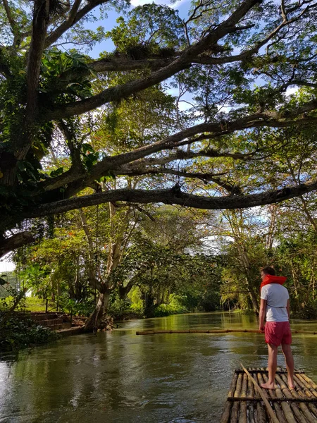 Homem Desce Rio Numa Jangada Bambu — Fotografia de Stock