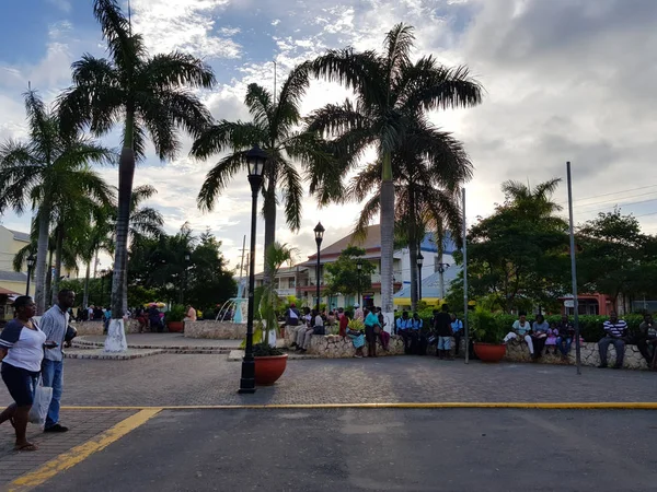 Улиц Ямайки Много Людей Зданий Автомобилей Дороги Заняты Час Пик — стоковое фото