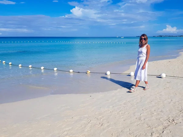 Chica Camina Por Playa — Foto de Stock