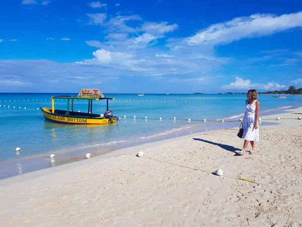 Chica Camina Por Playa — Foto de Stock