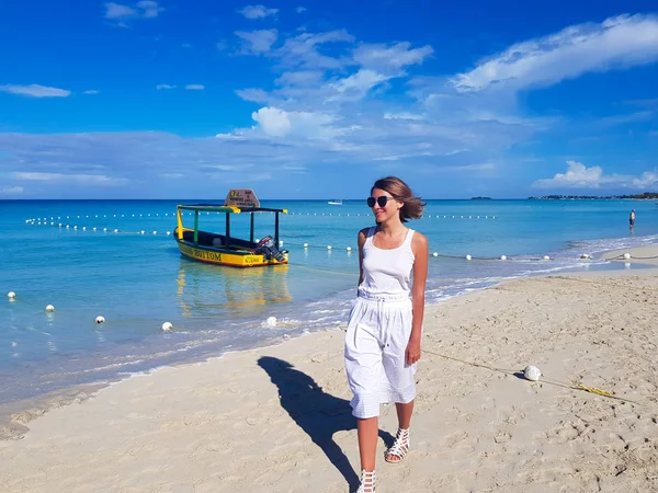 Chica Camina Por Playa — Foto de Stock