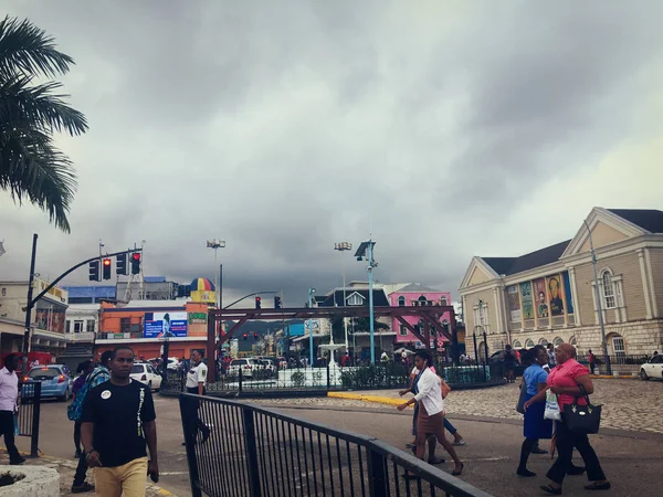 ジャマイカ 多くの人々 建物や車の通り 忙しくしているラッシュアワー — ストック写真