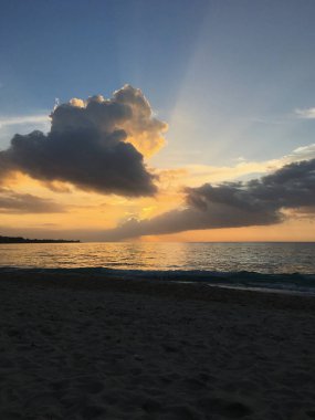 deniz, Jamaika pitoresk doğal fenomenler, deniz ve giden güneşin ufuk için günbatımı karşılamak