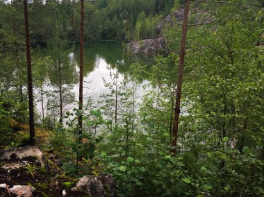 Karelia 'da Mermer kanyon, mermer dağların ortasında bir göl, Karelia 'nın pitoresk yerleri