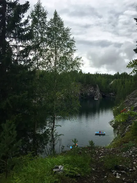 Karelia Mermer Kanyon Mermer Dağların Ortasında Bir Göl Karelia Nın — Stok fotoğraf