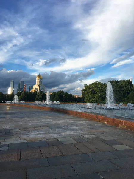 Moskwa Parku Zwycięstwa Kultu Góry Fontanna Parku Daleko Kościoła — Zdjęcie stockowe