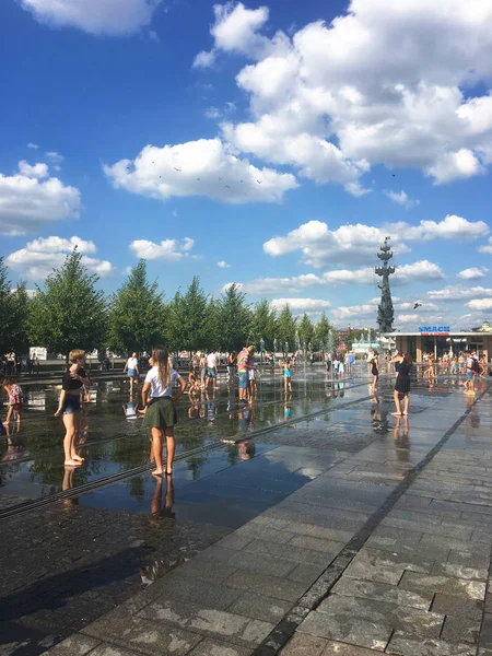 Menschen Und Stadtbrunnen August 2017 — Stockfoto