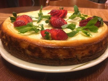 Nane yaprakları ve çilek Cheesecake kek dekore edilmiş