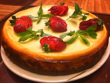 Nane yaprakları ve çilek Cheesecake kek dekore edilmiş
