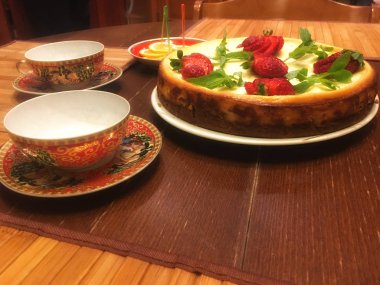 Nane yaprakları ve çilek Cheesecake kek dekore edilmiş