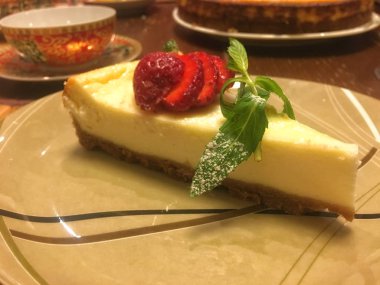 Nane yaprakları ve çilek Cheesecake kek dekore edilmiş