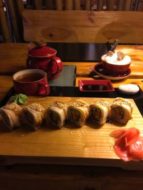 Japon restoranında akşam yemeği, rulo ve çay