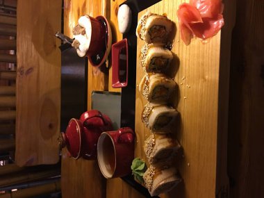 Japon restoranında akşam yemeği, rulo ve çay