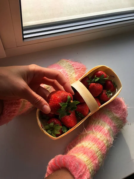 Piernas Calcetines Rosados Cesta Con Fresas —  Fotos de Stock