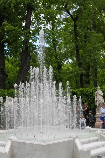 喷泉在夏天在公园里泼水 — 图库照片
