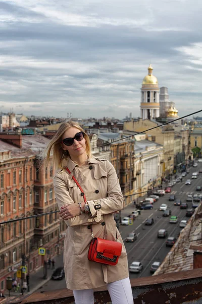 Vista Dal Tetto Agli Edifici Alle Strade Ragazza Piedi Guardando — Foto Stock