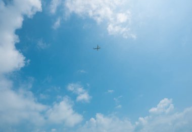 22 Ocak 2020. Koh Samui Adası, Tayland. Gökyüzünde bir uçak uçuyor.