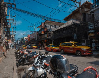 22 Ocak 2020. Koh Samui, Tayland. Adanın sokakları, çeşitli işyerleri, tedarikçiler, masaj terapistleri ve diğerleri olan insanlar.