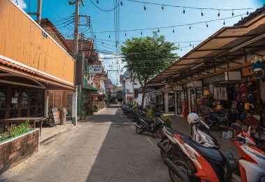 22 Ocak 2020. Koh Samui, Tayland. Adanın sokakları, çeşitli işyerleri, tedarikçiler, masaj terapistleri ve diğerleri olan insanlar.