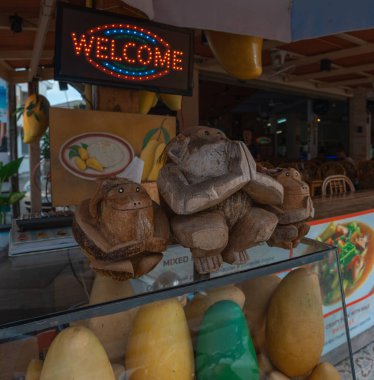22 Ocak 2020. Koh Samui, Tayland. Kokteyllerin yapıldığı meyve tezgahı.