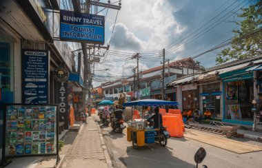 22 Ocak 2020. Koh Samui, Tayland. Adanın sokakları, çeşitli işyerleri, tedarikçiler, masaj terapistleri ve diğerleri olan insanlar.