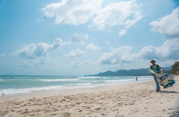2020年1月22日 泰国Koh Samui岛 一个卖手帕的走在潮峰海滩上 — 图库照片