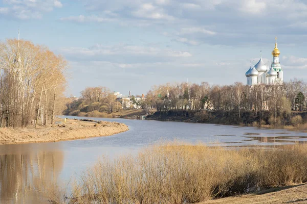 Landschaft Mit Blick Auf Den Fluss Und Die Kirche Frühling — Stockfoto