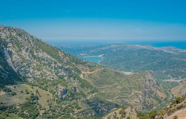 Dağ manzaralı deniz ve göl