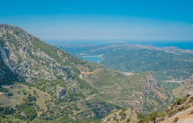 Dağ manzaralı deniz ve göl