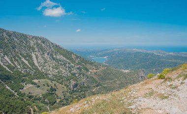 Dağ manzaralı deniz ve göl